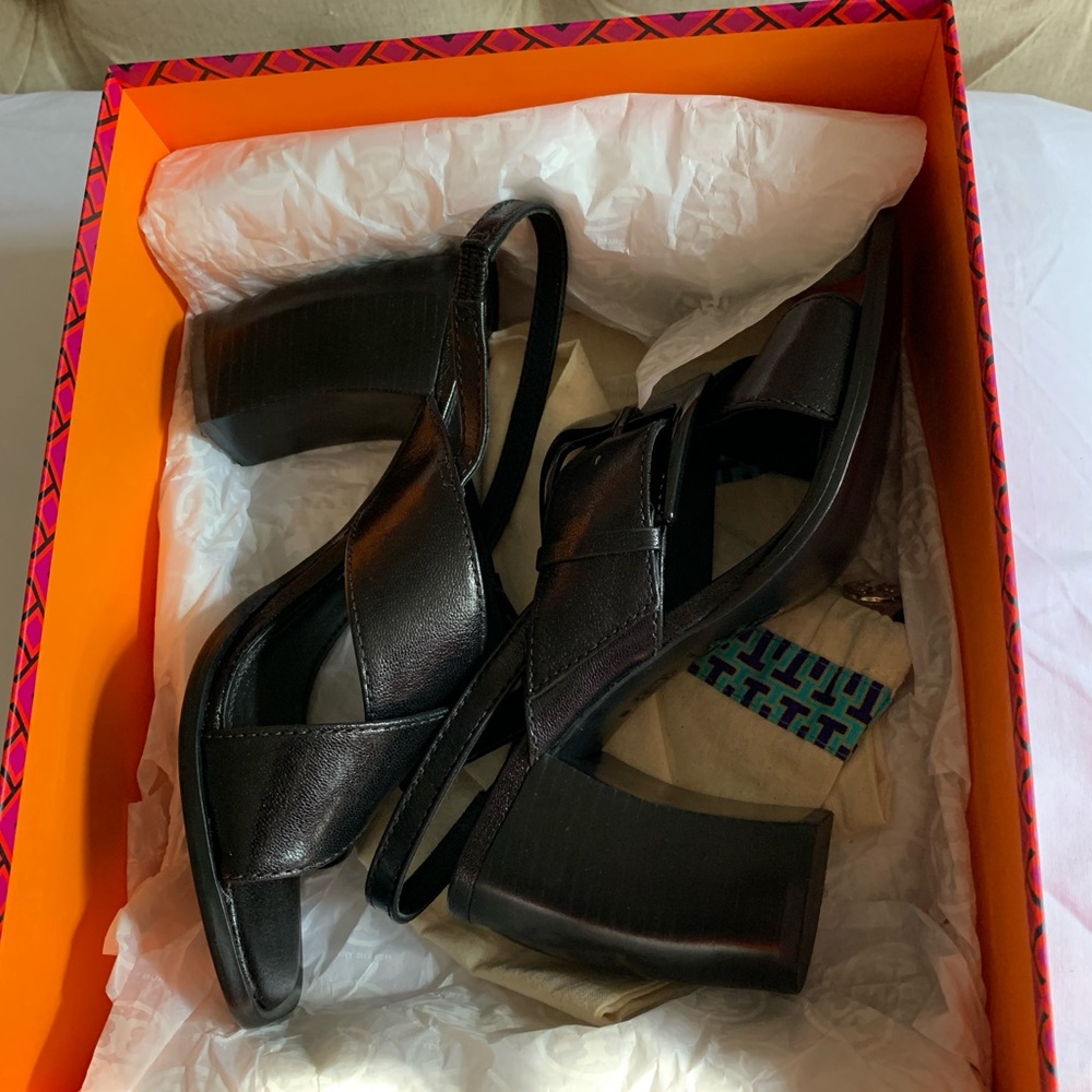 Tory Burch Banana Heel Crisscross sandal. - Picture 3 of 11